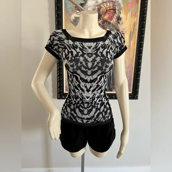 bebe Black & White Knit Patterned Top – Size M (Fits XS–S) - Picture 2 of 9